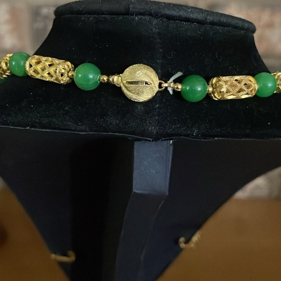 Vintage gold tone and green beaded necklace bracelet and earring set - Picture 4 of 7